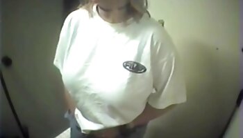 Geile Hausfrau mit großen Brüsten fickt und lutscht ihren Spielzeugjungen reife damen videos