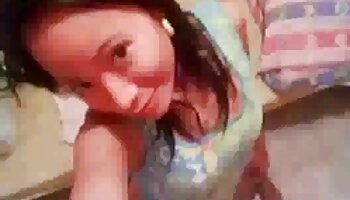 Flexibles Mädchen liegt nackt im jung und alt sex video Bett